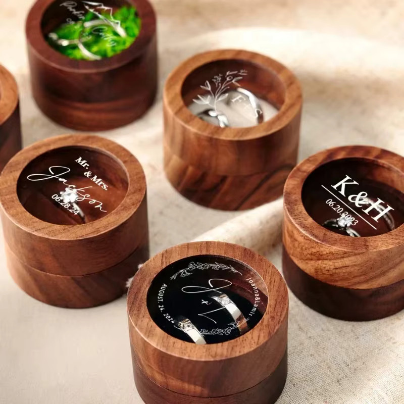 Personalisierte runde Ringbox aus Walnussholz mit transparentem Deckel von Alex Streeter in Braun - Bild 2