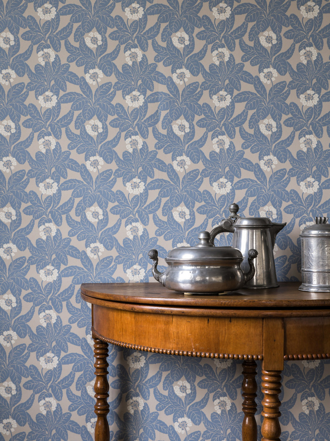 Von Brömssen Tapete Långelid Primula Faded Denim in Blau mit floralem und botanischem Design - Bild 1