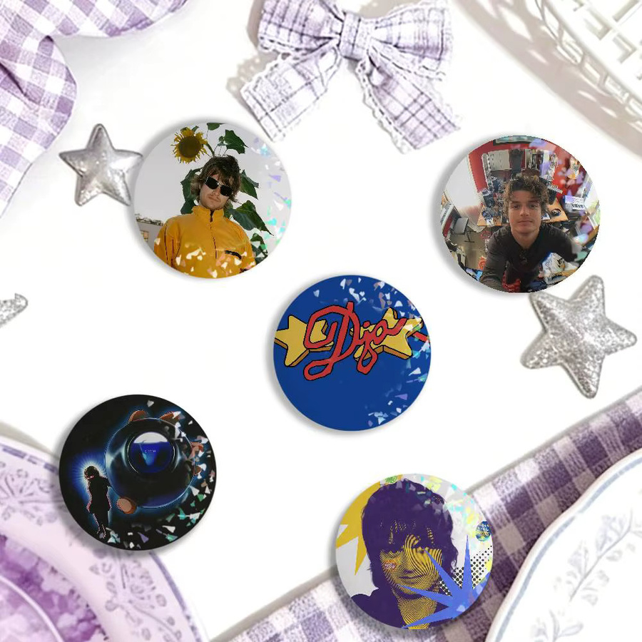 Singer D-Djo-S the Crux Laser Badge Brosche, Unisex - Bild 4