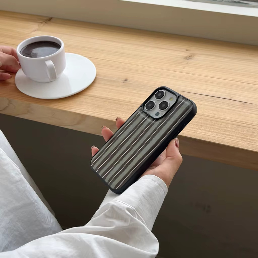 Stoßfeste iPhone Schutzhülle mit Retro-Streifen-Design in Grün, Braun und Weiß aus Ledertextur für iPhone 16, 15, 14, 13 und 12 Pro Max - Bild 3