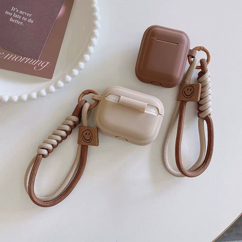 Karamellfarbene Silikon-Schutzhülle mit Umhängeband für Apple AirPods 4, 3 sowie Pro 1 und 2 in Beige oder Braun - Bild 2