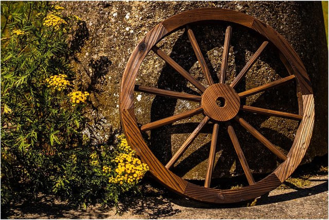 HTI-Line Wagenrad Sommerset aus Holz in Braun mit rustikalem Design und runder Form - Bild 1