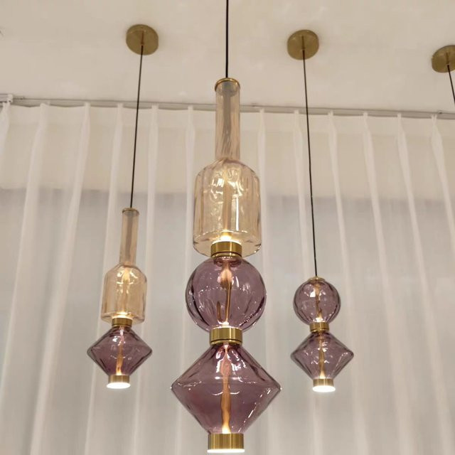 HomeLover Pendelleuchte aus Glas in Rosa mit Wellen-Design und Gold/Messing-Akzenten für Esszimmer und Küche - Bild 1