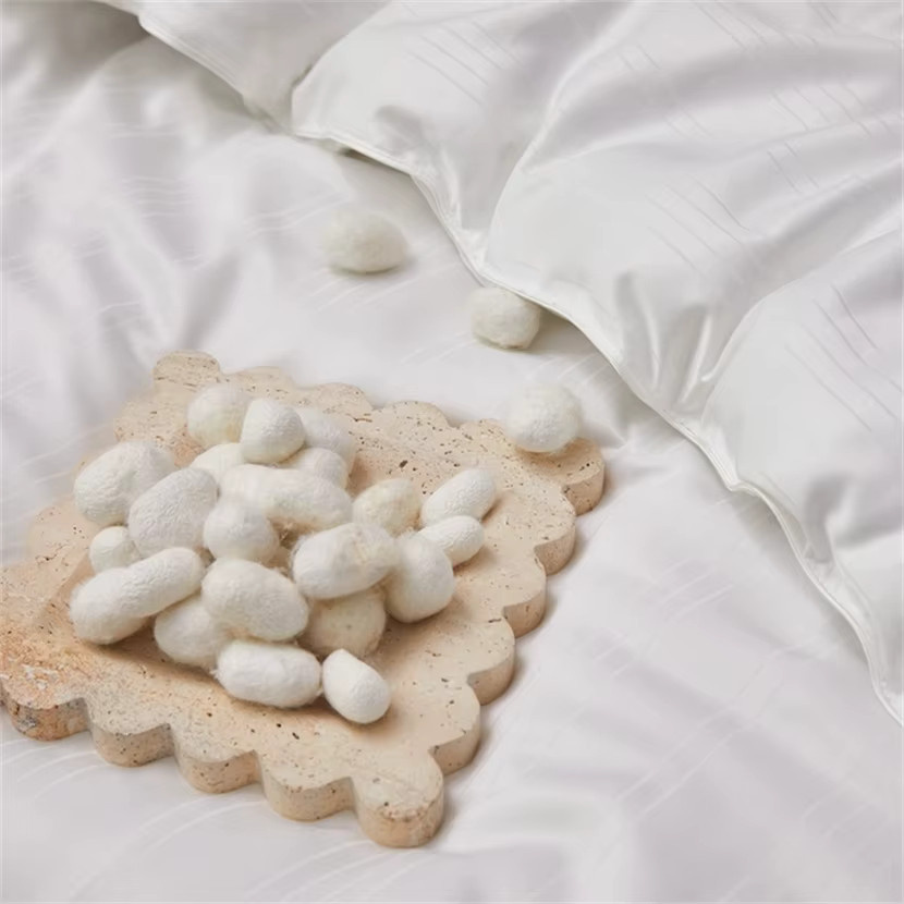 Dreamreal Steppdecke aus Maulbeerseide mit 100 % Seidenfüllung und Baumwollschale, atmungsaktiv für alle Jahreszeiten, Grau und Weiß - Bild 3
