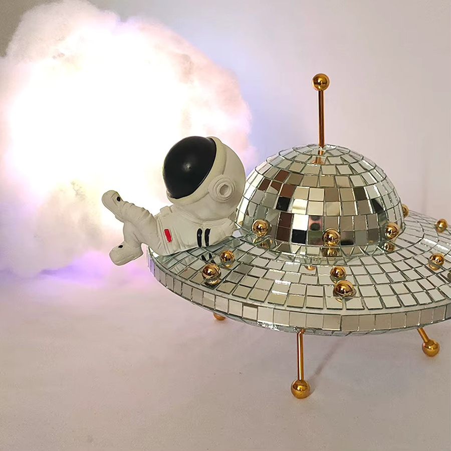Kreative UFO Weltraum-Schreibtischdekoration mit silbernen spiegelnden Glaskugeln in geometrischem Design - Bild 2