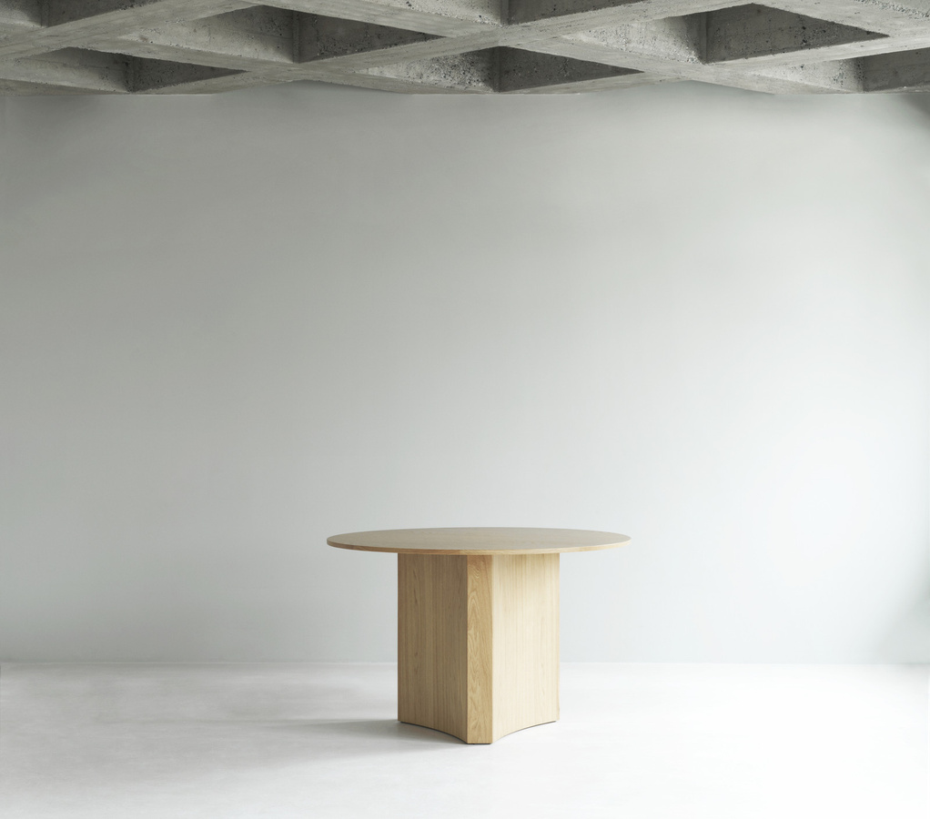 Normann Copenhagen Esstisch mit runder Tischplatte aus Eichenfurnier in Braun und Beige - Bild 2