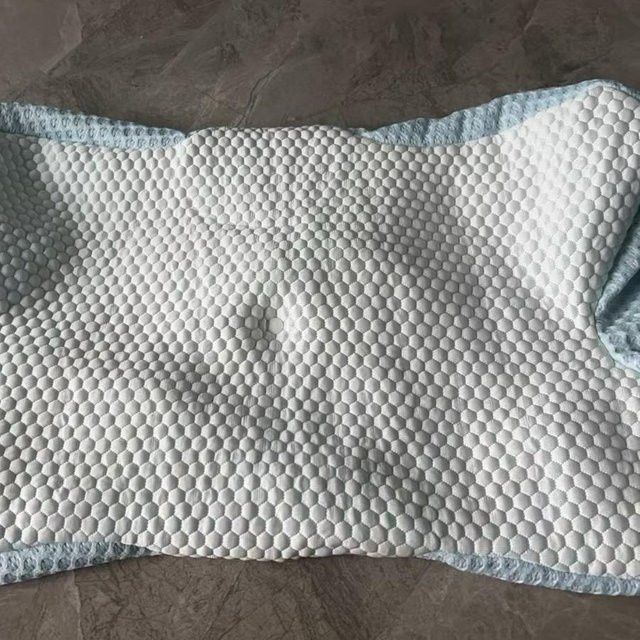 Nackenschutz Strickkissen aus Memory-Schaum von Yiran Furniture in Grau, B/T/H: 60 x 34 x 10 cm - Bild 1