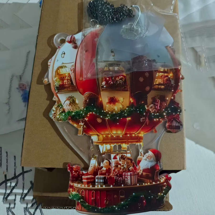 Weihnachtliche Wanddekoration mit Weihnachtsmann im Heißluftballon aus Acryl in Rot - Bild 4