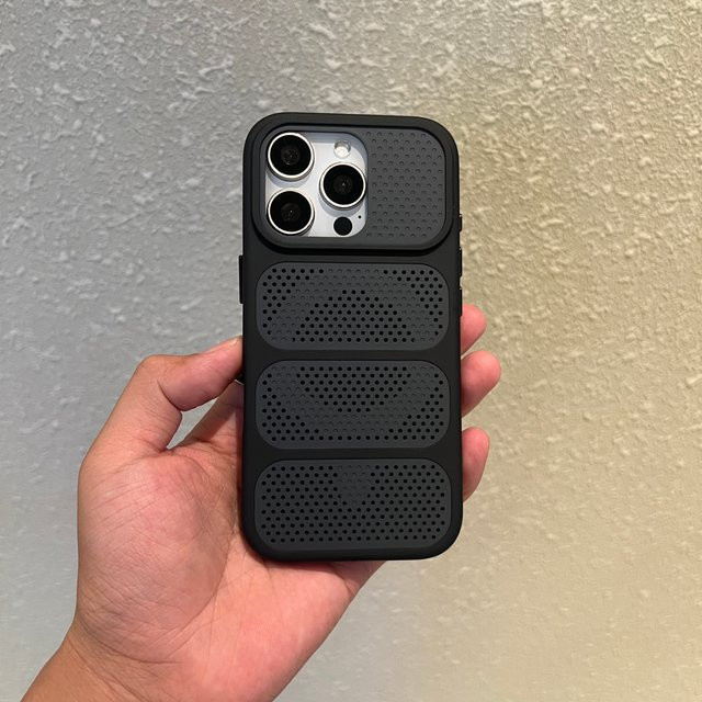 Magnetische Hardcover Schutzhülle mit Mesh-Matte zur Wärmeableitung und Objektivschutz für dein iPhone 12 bis iPhone 17 Pro Max in Schwarz und Orange - Bild 1