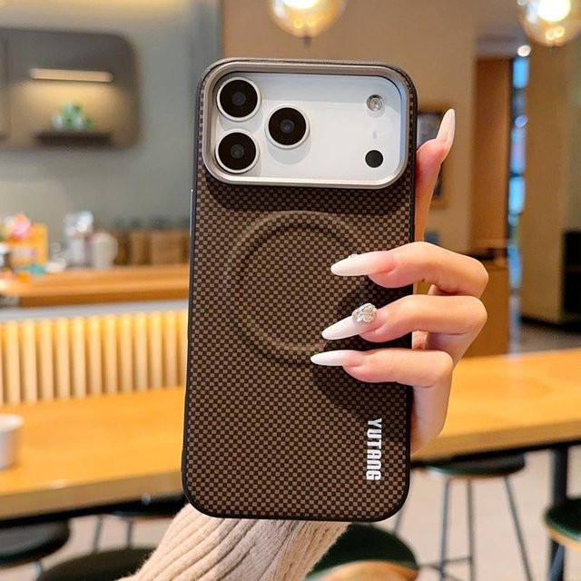 YULIN Magnetische PU-Lederhülle mit Carbonfaser-Textur und Metallknopf für iPhone 17 16 15 Pro Max und 17 Air in Schwarz und Braun - Bild 1