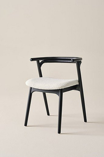 TOLLARP Stuhl von Jotex in skandinavischem Design mit Bouclé-Stoff und Buchenholz-Gestell in Schwarz und Weiß - Bild 1