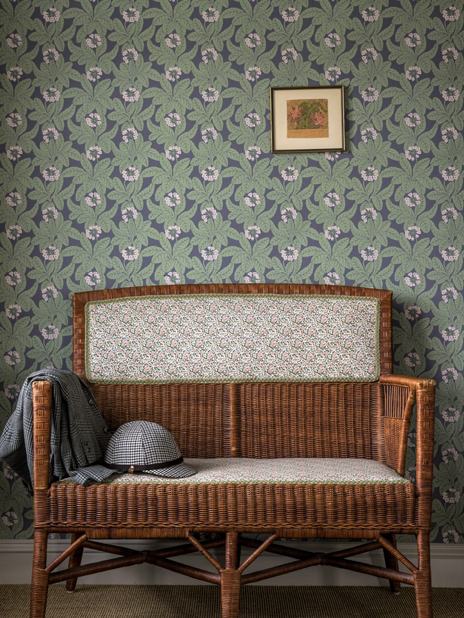 Långelid von Brömssen Tapete Primula in Aubergine mit floralem und botanischem Design - Bild 1