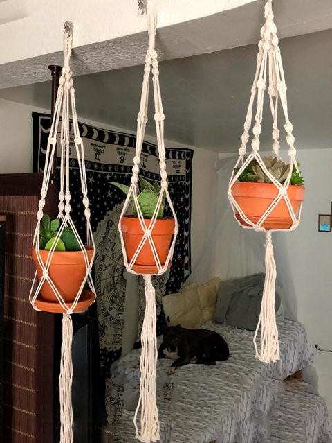 Handgemachter Makramee Pflanzenaufhänger in Weiß aus Baumwolle im Boho-Stil - Bild 1