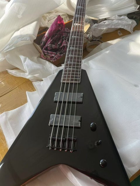Schwarzer 4-Saiter Schwalbenschwanzbass aus Massivholz mit Palisander-Griffbrett und schwarzer Hardware in der Farbe Muskrat - Bild 1