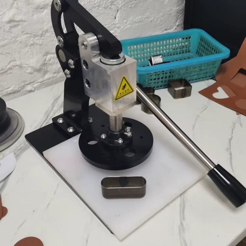 Manuelle Stanzmaschine aus Metall für Leder und Gewebe zur Probenschneidung - Bild 4