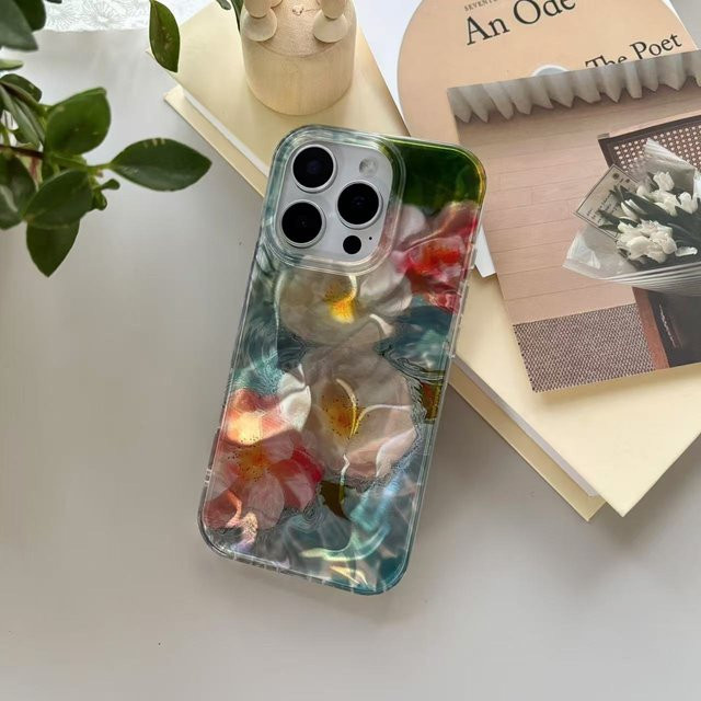 iPhone Schutzhülle mit rosa weißer Kamelie und schillernder Wasserwellen-Optik für iPhone 12 bis iPhone 17 Pro Max in Pink, Weiß und Blau - Bild 1