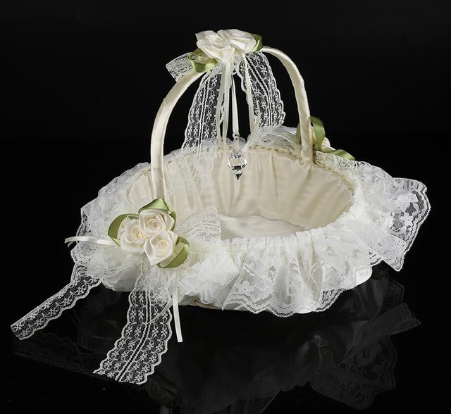 Hochzeitskorb für Blumenmädchen von mfySpace in Weiß aus Bambus und Textil im Shabby Chic Design mit Satin und Schleife - Bild 1