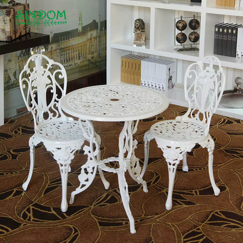 Outdoor-Tisch- und Stuhlset aus Aluminium in Weiß mit floralem Design und glänzender Oberfläche - Bild 1