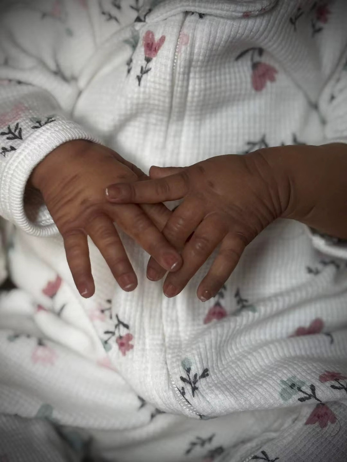 NPK Birdose Awake Babypuppe, 19-Zoll, dunkle Haut, weicher Stoffkörper - Bild 2