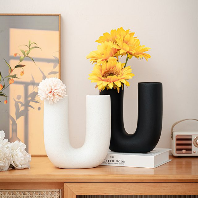 U-förmige Keramikvase in Schwarz für Tischdekoration und Wohnzimmer - Bild 1