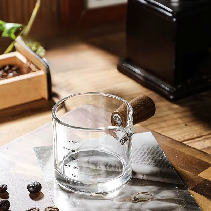 Glas-Espressomessbecher mit Holzgriff und Doppelauslauf in Transparent mit Skala - Bild 4