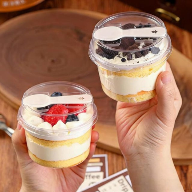 Zinge 10 Stück Transparente Runde Puddingbecher aus Kunststoff mit Deckeln und Löffeln, Auslaufsichere Mousse und Joghurtbecher Set - Bild 1