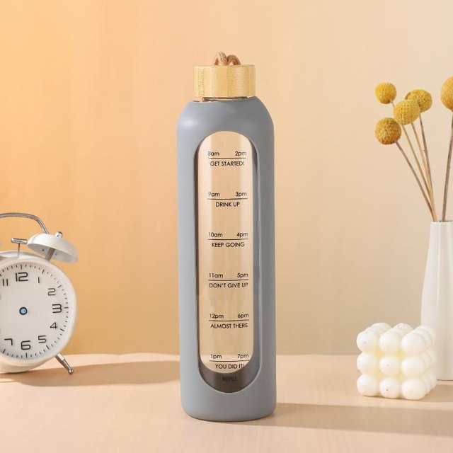 Motivierende Glas-Wasserflasche von superme live mit Zeitmarkierung, Silikonhülle und Bambusdeckel, 1000 ml - Bild 1