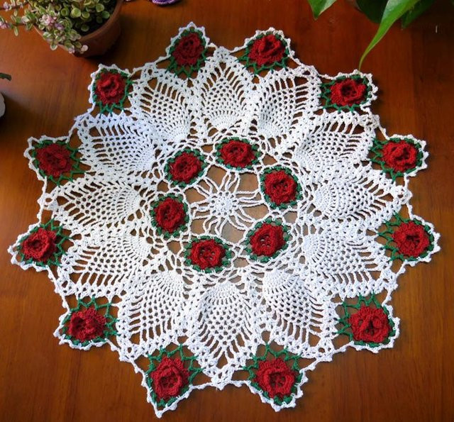 Handgefertigtes Tischset aus Baumwolle in Rosa und Weiß, rundes Häkel-Deckchen mit floralem Spitzenmuster, Durchmesser: 48 cm - Bild 1