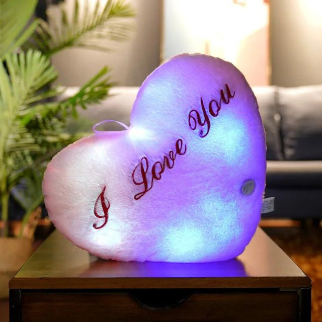 Leuchtendes LED-Liebesherz Plüschkissen von Binchi Fitness in Violett, B/H: 36 x 30 cm - Bild 1