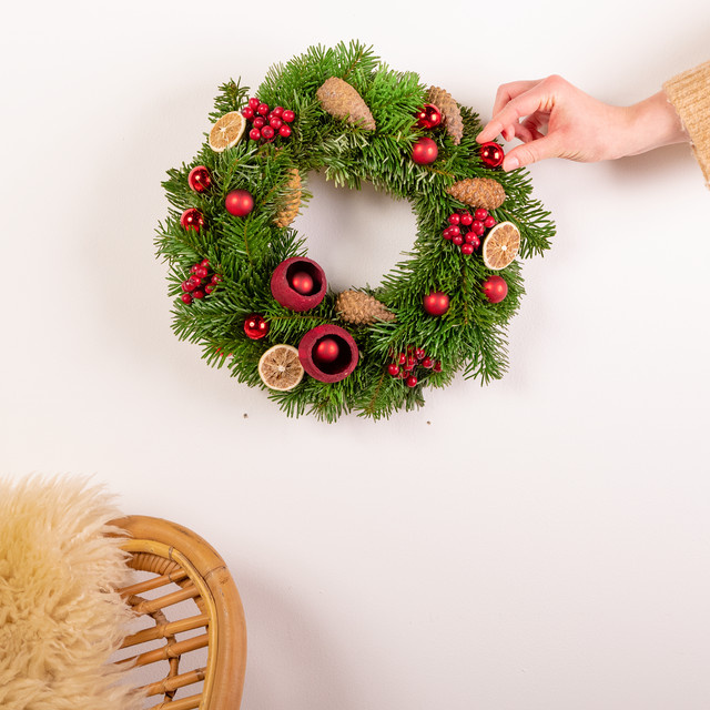 Klassischer Weihnachts-Türkranz von BLUME2000 in Tannengrün mit Zapfen, Durchmesser: 30 cm - Bild 1