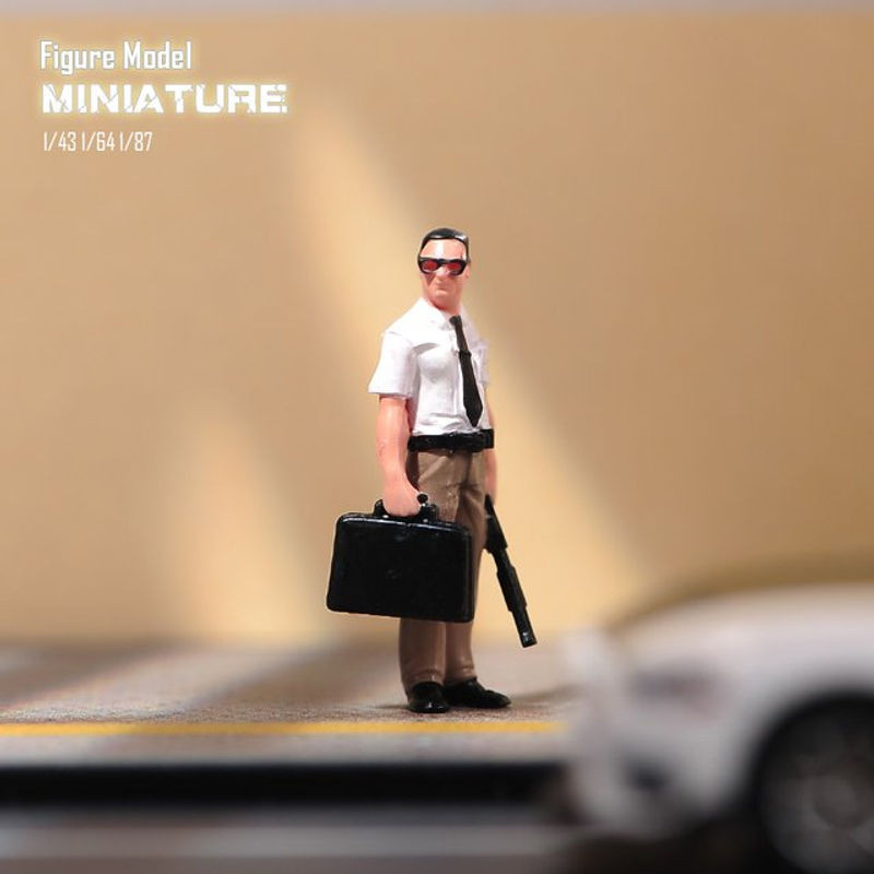 MAK Miniatur-Figur Mann mit weißem Kragen und Aktentasche für Modellbau und Dioramen in den Maßstäben 1/87 1/64 1/43 1/24 - Bild 1