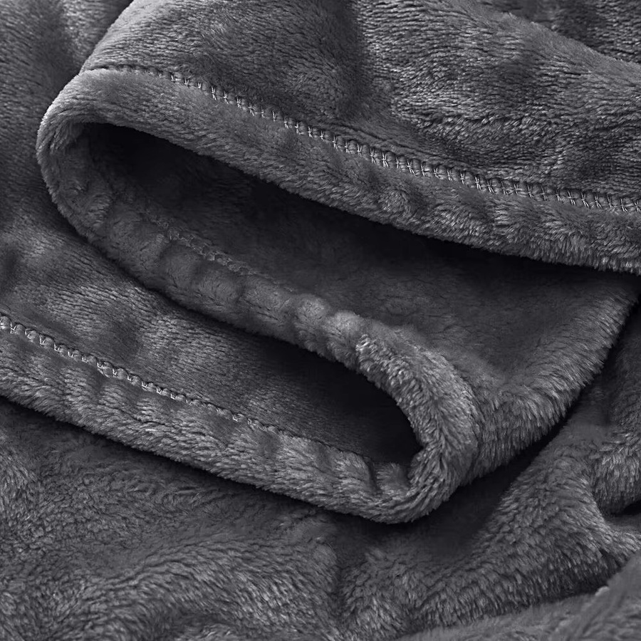 Extra weiche Fleecedecke von Evich in Grau, flauschige Couchdecke aus Bürstenstoff, pflegeleicht und waschbar - Bild 2