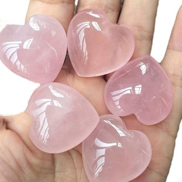 Rosenquarz Liebesherz aus natürlichem Kristallstein in Pink als Dekoration für Reiki und Heilung - Bild 1