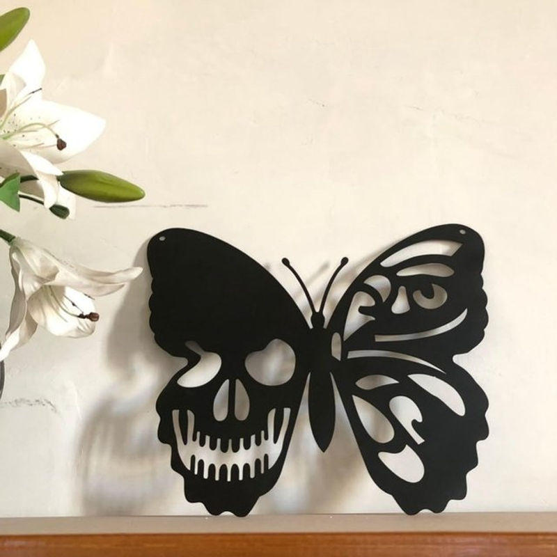 CIFBUY Wandkunst aus Metall Schädel und Schmetterling in Schwarz als Wandbehang und Ornament für Halloween - Bild 1