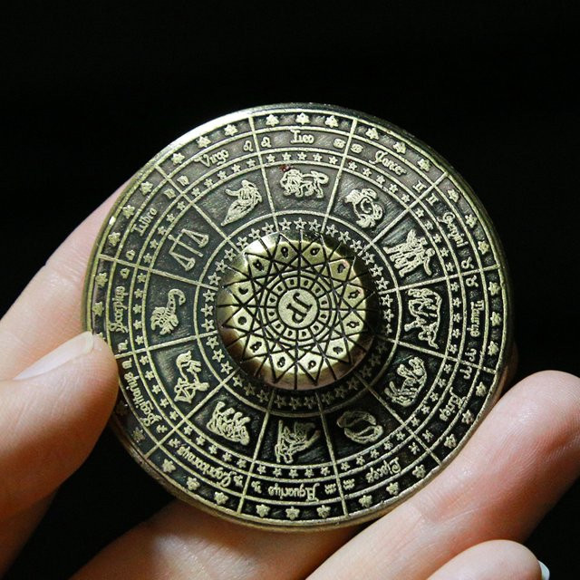 Meade Konstellation Hand Spinner aus Metall als EDC Gadget und Fidget Toy in Türkis und Gold - Bild 1