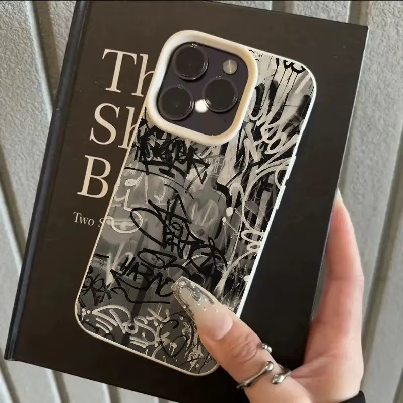 Wolkerfly Handyhülle mit Schwarz-Weiß-Graffiti-Design für iPhone 16, 15, 14, 13, 12, 11 und XS/X/XR Modelle - Bild 4