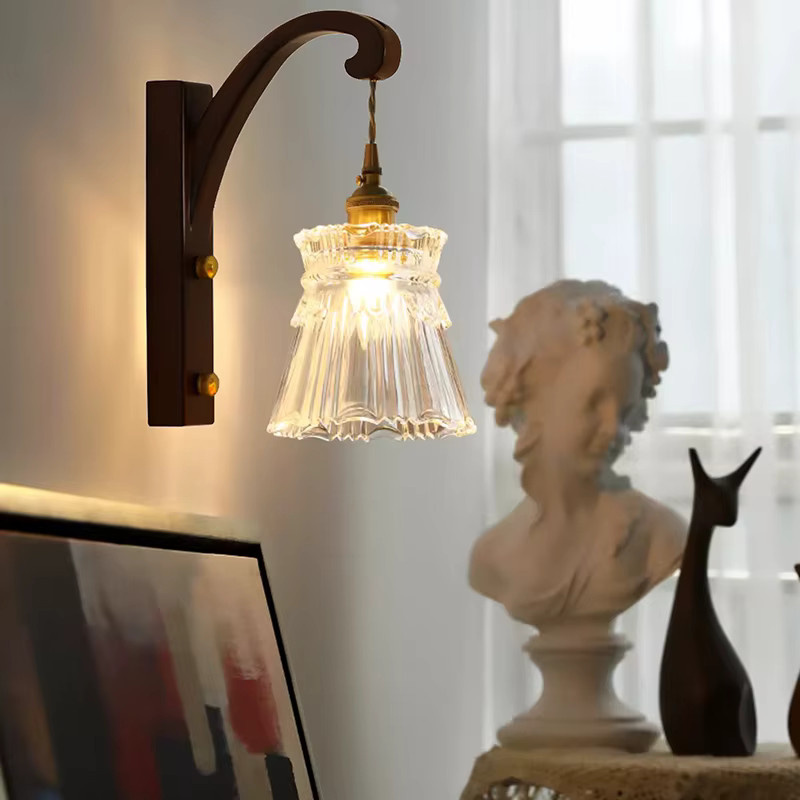 Moderne japanische Wandleuchte von Ramalho aus Messing und Glas in Gold mit transparentem Schirm für Schlafzimmer und Badezimmer - Bild 2