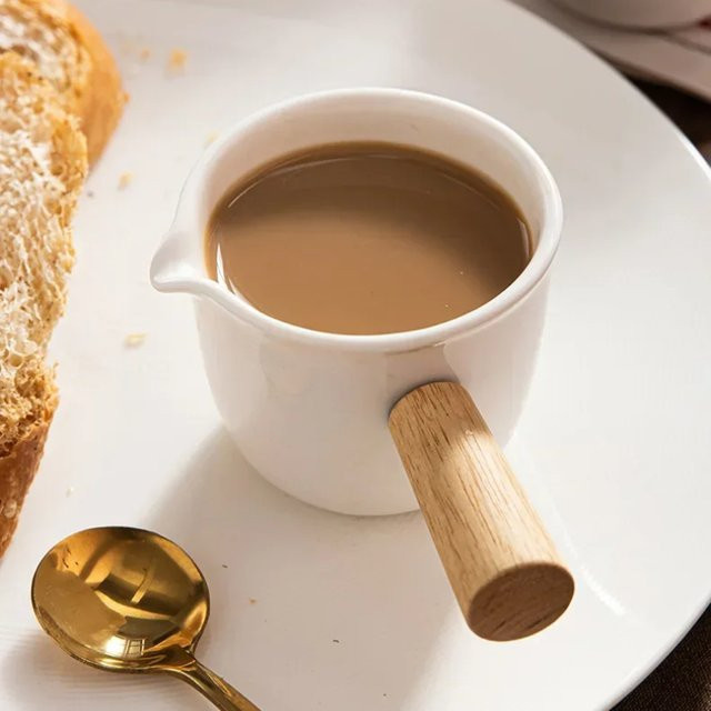 PGY Keramik Milchkännchen mit Holzgriff in Weiß, temperaturbeständiger Espresso Messbecher aus Keramik und Holz - Bild 1