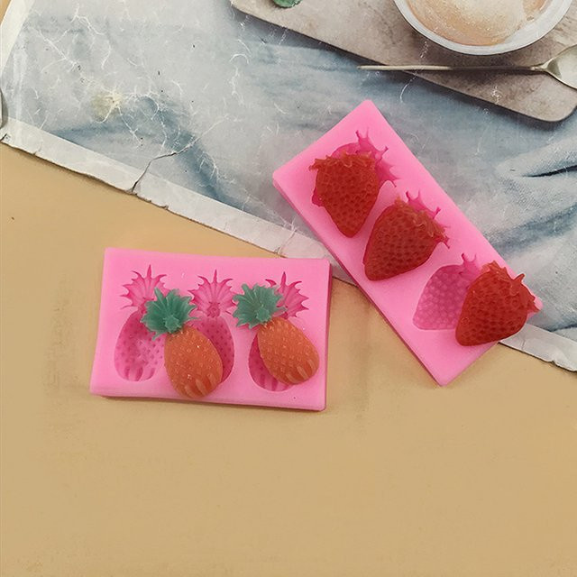 Silikonform für DIY Aromatherapie-Kerzen und Kuchen mit Erdbeer, Ananas und Schokoladen-Motiven in Pink - Bild 1