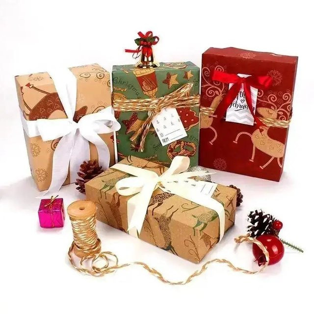 Weihnachtliches Geschenkpapier im Retro-Stil mit Baum- und Schneeflocken-Motiv - Bild 1