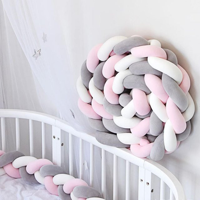 Gala Design Handgefertigter Bettschutz aus Plüsch und Baumwolle als geflochtenes Knotenkissen für das Babybett in Weiß - Bild 1