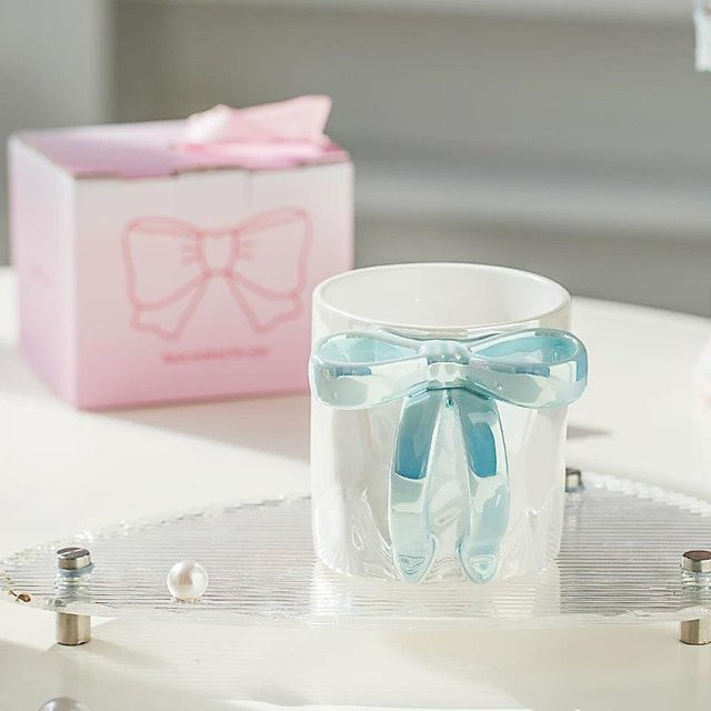 Yiran toy 1 Keramiktasse mit dreidimensionaler Schleife und Mädchen-Motiv, 350 ml, in Pink, Blau, Weiß oder Violett - Bild 1