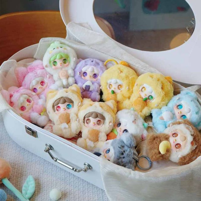 52TOYS Yooki V10 Gourmet Restaurant Serie Blind Box – Bunter Plüsch Rucksack Anhänger als Duft-Mystery-Box Sammelfigur - Bild 1