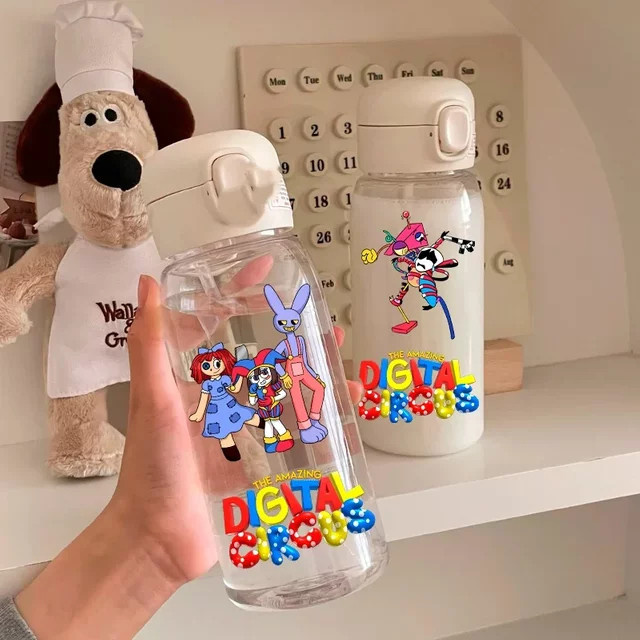 MINISO The Amazing Digital Circus Trinkflasche aus Kunststoff mit Strohhalm, transparent, 600 ml - Bild 1