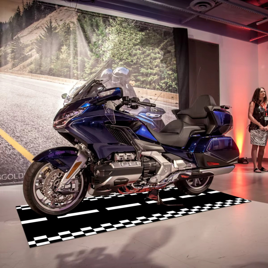 VIKAMA Karierte Rennmotorrad-Matte in Retro-Rennstrecken-Stil, rutschfeste und ölabsorbierende Garagenbodenmatte - Bild 1