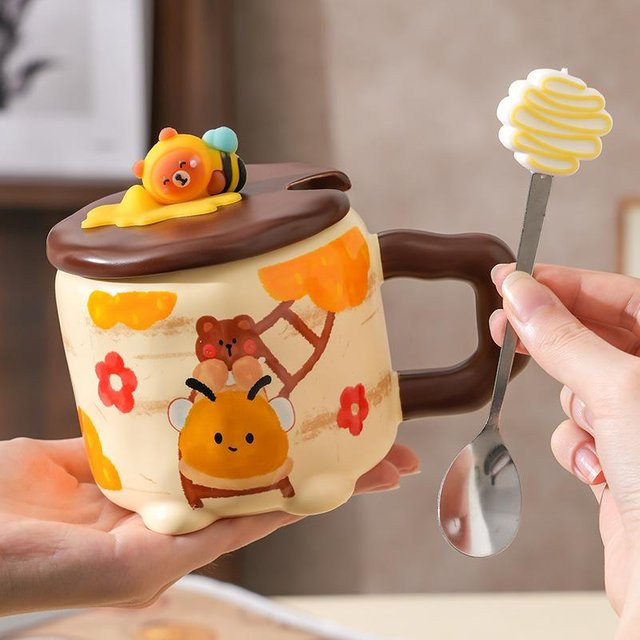 Keramiktasse mit Deckel von Yiran toy 1 im Bienen-Bär-Design, Mehrfarbig, 500 ml - Bild 1