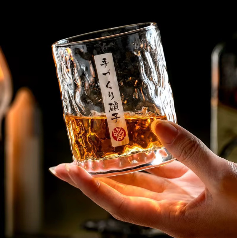 Hochwertiges Whiskyglas aus Glas in Transparent, ideal als kreatives Bierglas im japanischen Design - Bild 3