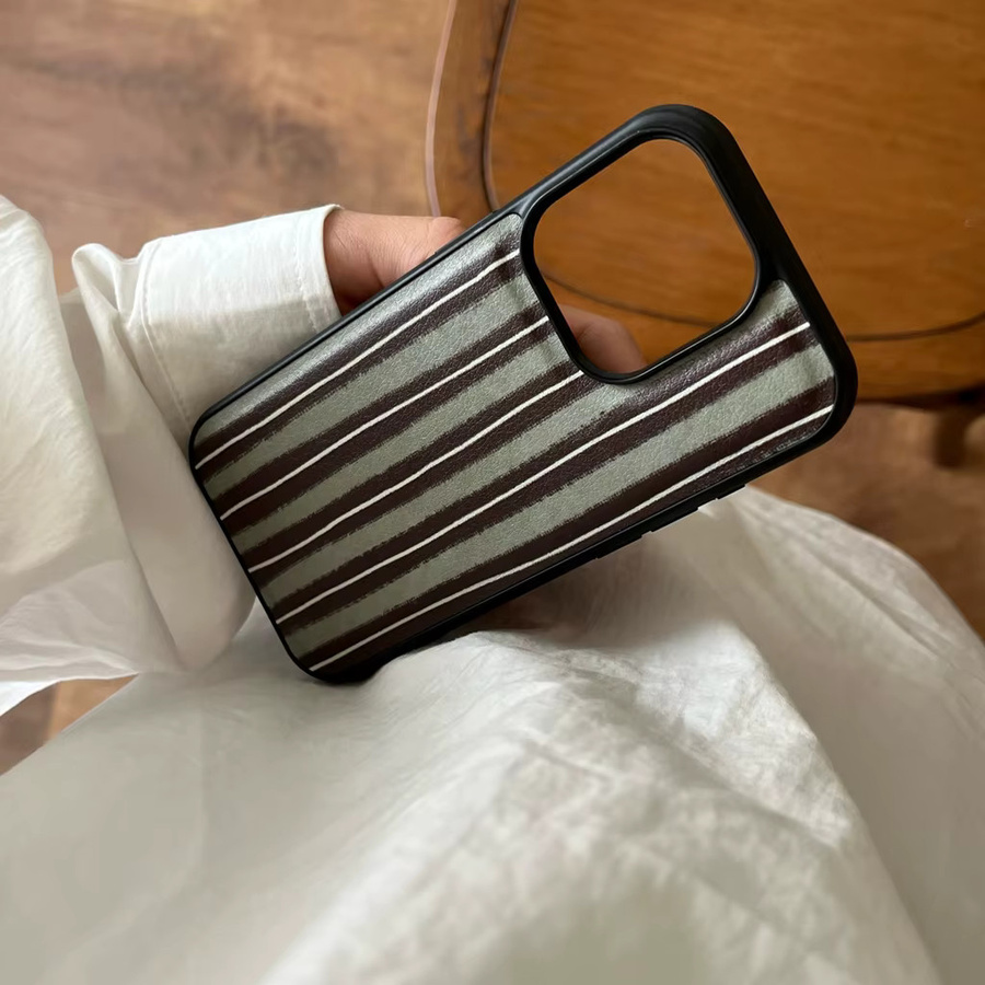 Stoßfeste iPhone Schutzhülle mit Retro-Streifen-Design in Grün, Braun und Weiß aus Ledertextur für iPhone 16, 15, 14, 13 und 12 Pro Max - Bild 4