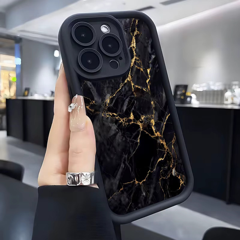 Schutzhülle mit goldenem Rissmuster für dein Apple iPhone in den Farben Gold und Schwarz - Bild 4