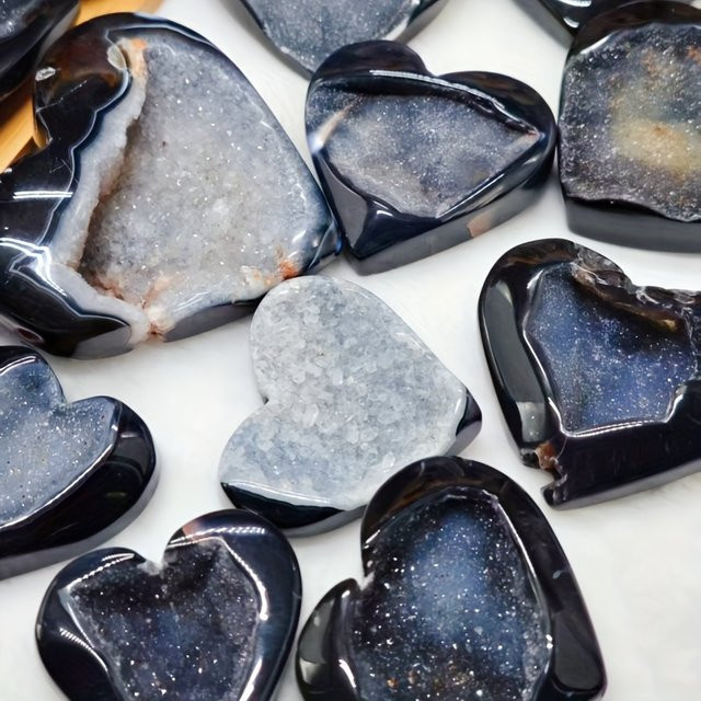 Herzförmiger Geodenkristall aus schwarzem Achat von CrystalHola im Boho-Stil zur Tischdekoration - Bild 1